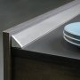 Copete triangular para cocina con accesorios 4,7m plástico anodizado satinado Emuca