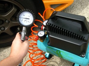 El compresor de aire tiene diferentes funciones como hinchar neumáticos, usar para limpiar con agua, pintar y demás actividades de bricolaje y del hogar.