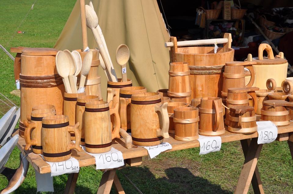 Mercado de accesorios de madera para cocina como cucharones, cucharas y espátulas