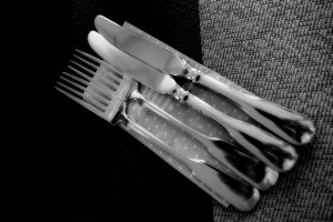 Para proteger los cubiertos y alargar su vida útil, es necesario e importante que se almacenen con cuidado y siempre dependiendo del tipo y el material con el que se fabrican éstos.