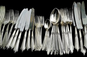 Al comprar cubiertos, una de las mejores maneras es comprar en kits que traigan varios cubiertos para satisfacer las necesidades de la familia y no sea tan difícil ni distinto su mantenimiento.