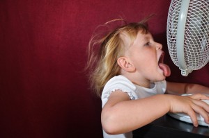 Se puede usar el ventilador de maneras que puedan refrescar mejor la habitación