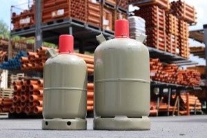 Entre las desventajas de utilizar las barbacoas a gas se encuentra que las botellas de gas deben tenerse fijas en algún lugar lejos de las llamas por seguridad. Además en ocasiones puede que el contenido de gas en las botellas no sea suficiente para cocinar completamente los alimentos, por lo que se tiene que estar atentos a la cocción.