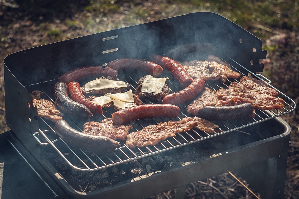 Barbacoa de asar carne a gas con piedra volcánica