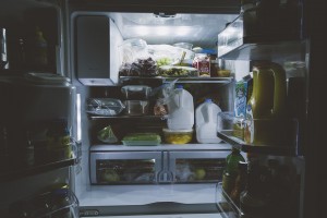 Otra manera de mantener la habitación y los muebles del hogar fresco es enfriando las sábanas o ropa de cama dentro de los refrigeradores