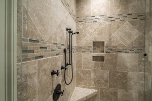 Desmanchar azulejos y otras superficies planas de manchas de agua dura y cal es más sencillo porque basta con rociarlas con las sustancias y utilizar un paño para remover el sucio