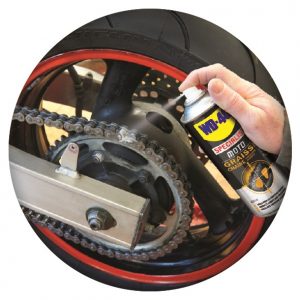 En condiciones húmedas, para lubricar la cadena de la moto, lo ideal es utilizar una grasa cadenas como la de WD40 para lograr el efecto de lubricación y protegerla del agua y humedad