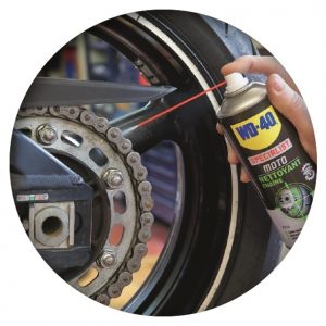 El primer paso para realizar el mantenimiento de una moto, es realizar la limpieza de la cadena de la misma. Para ello, conviene utilizar un producto como el Limpiacadenas de WD-40.