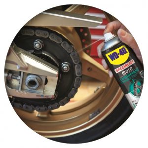 Para condiciones secas, también es importante prestar atención a cómo lubricar la cadena de una moto, para ello es necesario utilizar el lubricante de cadenas como el de WD40.