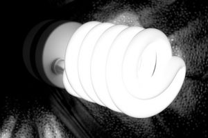 Entre las recomendaciones y consejos para ahorrar en la factura de la luz es comprar bombillos, preferiblemente LED, pero los ahorradores son un poco más económicos y ayudan a ahorrar en la factura.