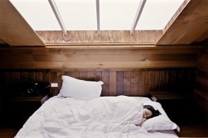 antes de ir a dormir es recomendable encender el calientacamas para llevar la cama a una temperatura adecuada antes de acostarse, pero también se debe ser responsable con el uso de estos calentadores de camas y no se debe abusar de ellos
