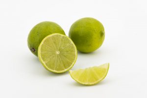 Uno de los mejores métodos sobre cómo conservar los alimentos, sobre todo las frutas y vegetales recién cortadas, es rociándolos con jugo de limón