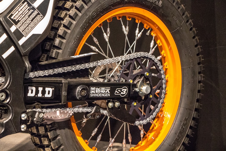 ¿Cómo lubricar la cadena de una moto?